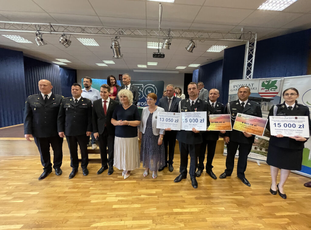 kilkanascie osob mundury strazacy