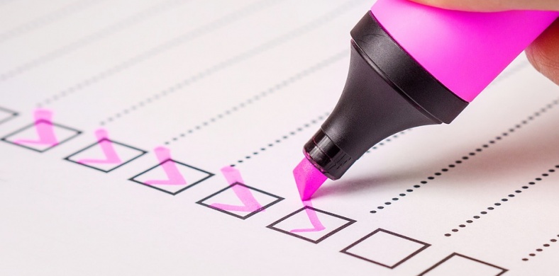 różowy marker zaznaczający kwadraty na kartce