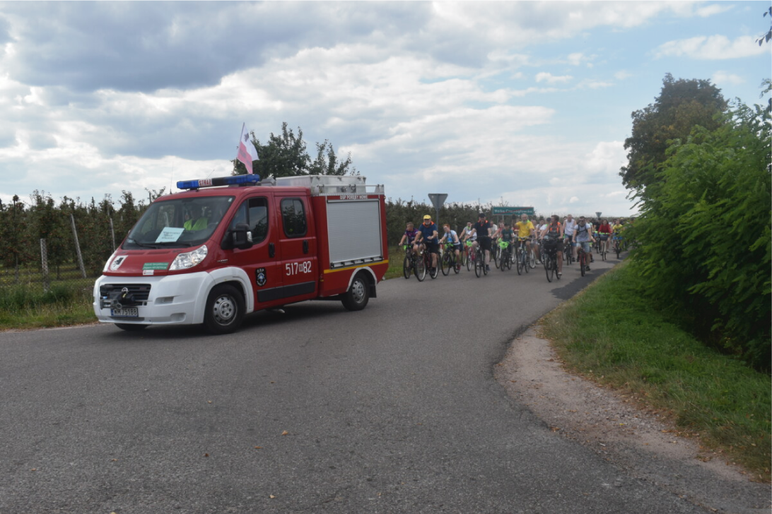 samochód strażacki i rowerzyści na drodze