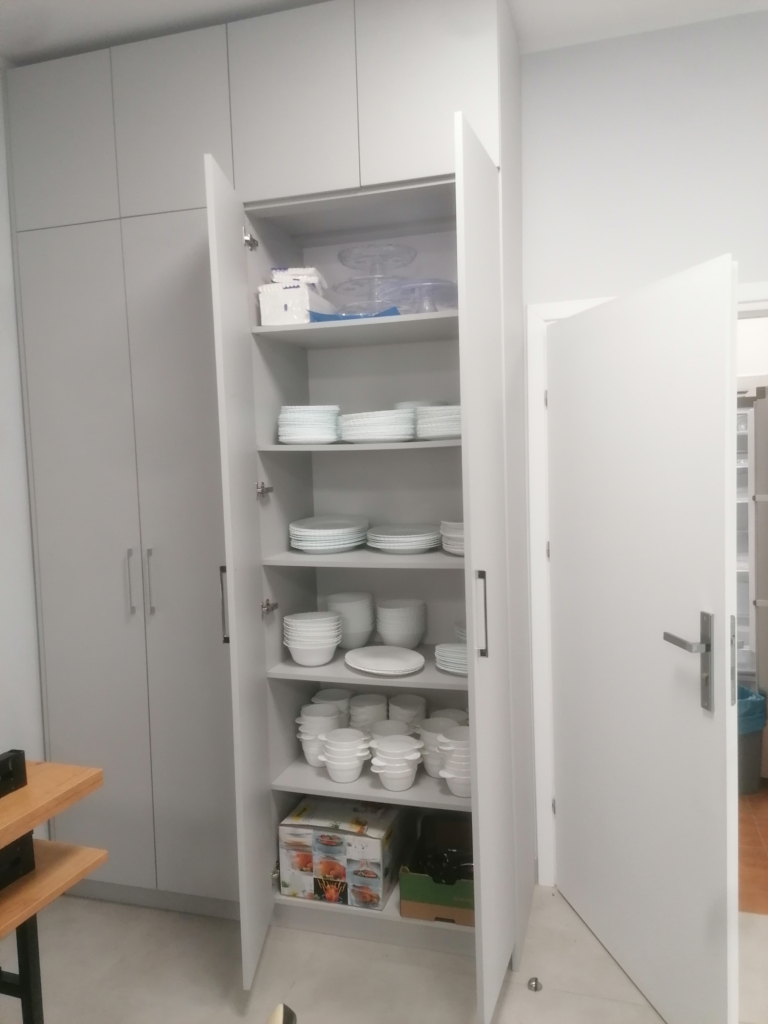 Dla świetlicy wiejskiej w Rakówcu zostało zakupione wyposażenie w postaci sprzętu AGD, RTV, szafy i akcesoria kuchenne a także karnisze i rolety. Zakup został dofinansowany z Samorządu Województwa Mazowieckiego w ramach „Mazowieckiego Instrumentu Aktywizacji Sołectw 2023” – „Mazowsze dla sołectw 2023”.