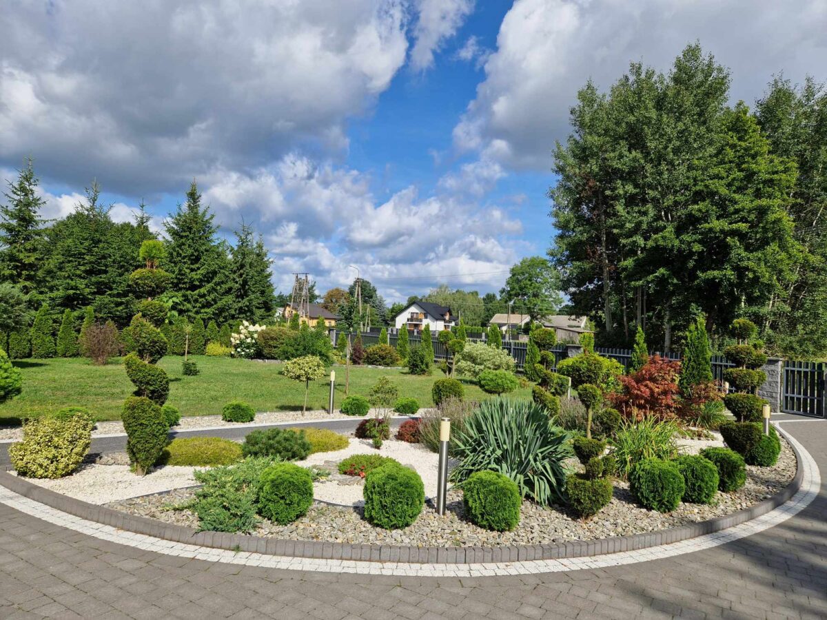 dom chodnik zielen niebo