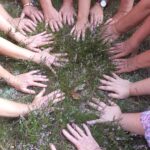 371091790_613155140867907_3298246594436057245_n dlonie kobiety trawa