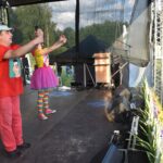 dwie osoby kolorowe stroje wystep