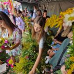 kwiaty namiot ludzie