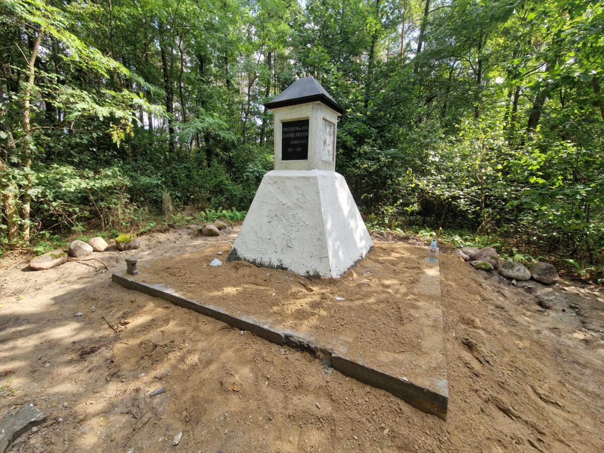 pomnik piach las