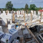 budowe wnetrze metalowe stemple wsporniki strop