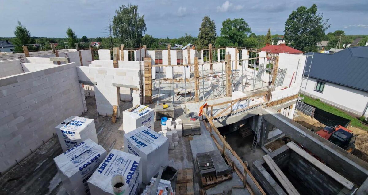 budowe wnetrze metalowe stemple wsporniki strop