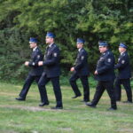 strażacy trawa niebo