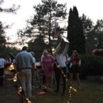 kwiaty mezczyzni bialo czerwone roze trawa