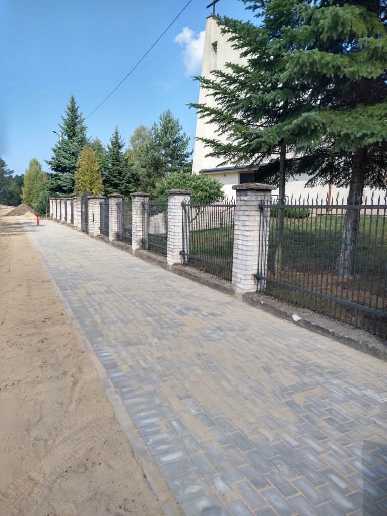 chodnik ogrodzenie droga