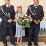 20230930_163525 strazak dziewczynka z kwiatami