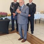 20230930_164057 mezczyzna w garniturze z tyłu dwóch sttrazakow