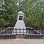 20231005_150527 “Remont pomnika – zbiorowej mogiły poległych podczas “Bitwy pod Dobrem” w 1831 roku”