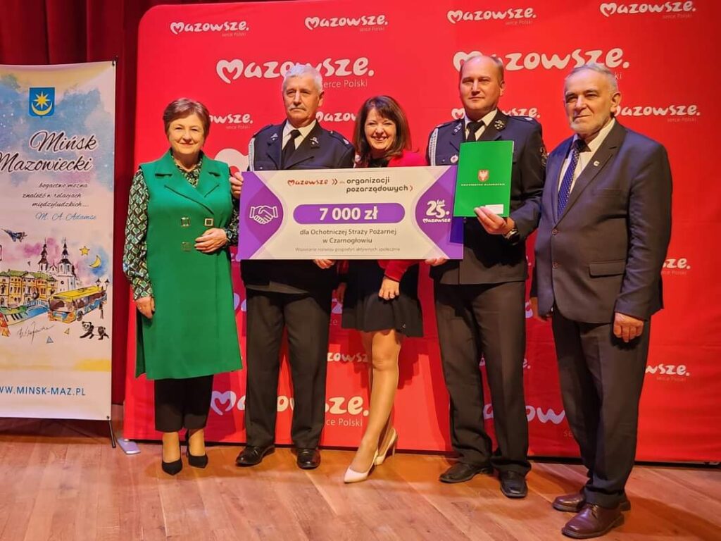 koebity i mezczyzni, garnitury, czerwono białe tło, planasza, uśmiech