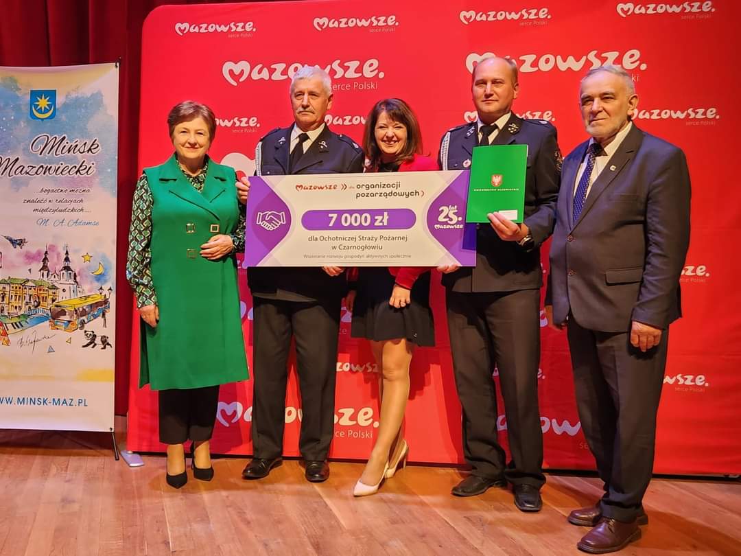 koebity i mezczyzni, garnitury, czerwono białe tło, planasza, uśmiech