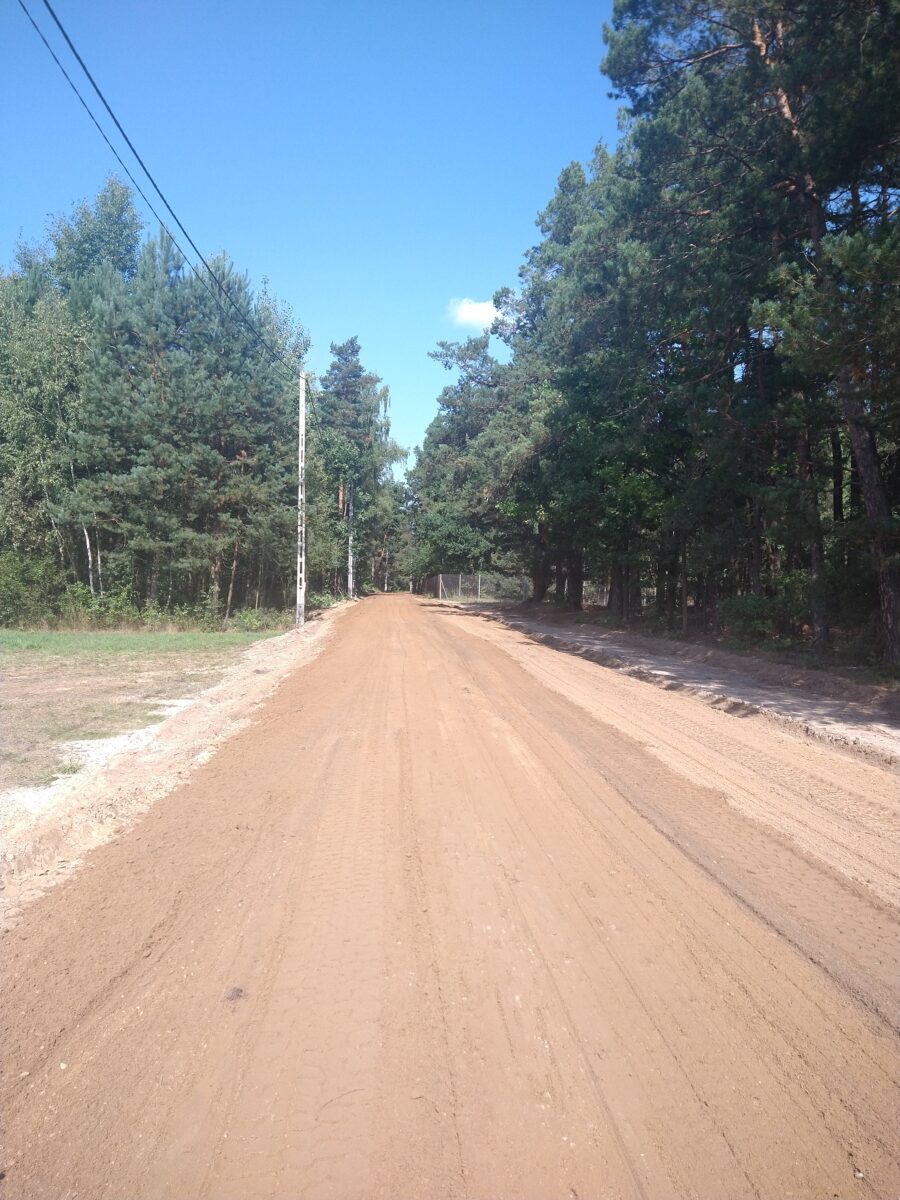 Gmina Dobre wykonała przebudowę drogi w Porębach Starych. Na zadanie to przyznano Gminie dotację ze środków budżetu Województwa Mazowieckiego