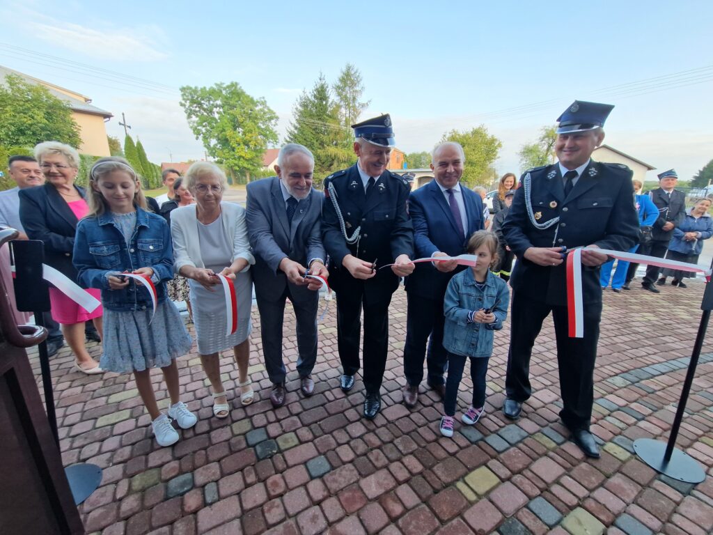 ludzie wstega bialo czerwona niebo