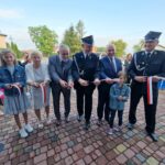 wiodace ludzie wstega bialo czerwona niebo