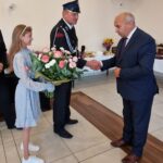 wiodace-2 dziewczynka bukiet kwiatow mezczyzna w garniturze