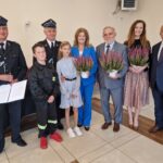 wiodace-21 kilkanascie osob fioletowe kwiaty