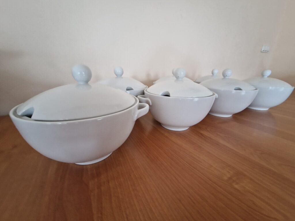 białe wazy porcelana na brazowym stole