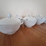 20231105_125226 białe wazy porcelana na brazowym stole