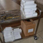 DSC_0259 białe wazy porcelana na brazowym stole