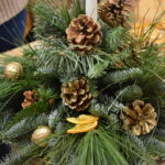 Mieliśmy niezwykłą przyjemność uczestniczyć w warsztatach świątecznych, podczas których tworzyliśmy przepiękne bożonarodzeniowe stroiki! 🎅🌿 Zaprosiliśmy dwie grupy do wspólnej zabawy - dorosłych i dzieci od 3 klasy szkoły podstawowej, a wszystko pod czujnym okiem pani Beaty Błażejczyk, niekwestionowanej mistrzyni florystyki! 💐🌟