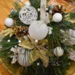 Mieliśmy niezwykłą przyjemność uczestniczyć w warsztatach świątecznych, podczas których tworzyliśmy przepiękne bożonarodzeniowe stroiki! 🎅🌿 Zaprosiliśmy dwie grupy do wspólnej zabawy - dorosłych i dzieci od 3 klasy szkoły podstawowej, a wszystko pod czujnym okiem pani Beaty Błażejczyk, niekwestionowanej mistrzyni florystyki! 💐🌟