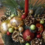 Mieliśmy niezwykłą przyjemność uczestniczyć w warsztatach świątecznych, podczas których tworzyliśmy przepiękne bożonarodzeniowe stroiki! 🎅🌿 Zaprosiliśmy dwie grupy do wspólnej zabawy - dorosłych i dzieci od 3 klasy szkoły podstawowej, a wszystko pod czujnym okiem pani Beaty Błażejczyk, niekwestionowanej mistrzyni florystyki! 💐🌟