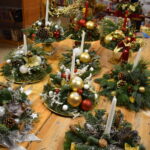 Mieliśmy niezwykłą przyjemność uczestniczyć w warsztatach świątecznych, podczas których tworzyliśmy przepiękne bożonarodzeniowe stroiki! 🎅🌿 Zaprosiliśmy dwie grupy do wspólnej zabawy - dorosłych i dzieci od 3 klasy szkoły podstawowej, a wszystko pod czujnym okiem pani Beaty Błażejczyk, niekwestionowanej mistrzyni florystyki! 💐🌟