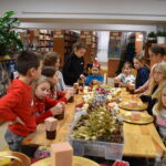 Mieliśmy niezwykłą przyjemność uczestniczyć w warsztatach świątecznych, podczas których tworzyliśmy przepiękne bożonarodzeniowe stroiki! 🎅🌿 Zaprosiliśmy dwie grupy do wspólnej zabawy - dorosłych i dzieci od 3 klasy szkoły podstawowej, a wszystko pod czujnym okiem pani Beaty Błażejczyk, niekwestionowanej mistrzyni florystyki! 💐🌟