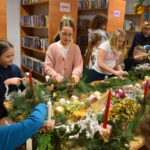 Mieliśmy niezwykłą przyjemność uczestniczyć w warsztatach świątecznych, podczas których tworzyliśmy przepiękne bożonarodzeniowe stroiki! 🎅🌿 Zaprosiliśmy dwie grupy do wspólnej zabawy - dorosłych i dzieci od 3 klasy szkoły podstawowej, a wszystko pod czujnym okiem pani Beaty Błażejczyk, niekwestionowanej mistrzyni florystyki! 💐🌟