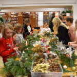 Mieliśmy niezwykłą przyjemność uczestniczyć w warsztatach świątecznych, podczas których tworzyliśmy przepiękne bożonarodzeniowe stroiki! 🎅🌿 Zaprosiliśmy dwie grupy do wspólnej zabawy - dorosłych i dzieci od 3 klasy szkoły podstawowej, a wszystko pod czujnym okiem pani Beaty Błażejczyk, niekwestionowanej mistrzyni florystyki! 💐🌟