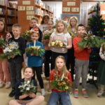 Mieliśmy niezwykłą przyjemność uczestniczyć w warsztatach świątecznych, podczas których tworzyliśmy przepiękne bożonarodzeniowe stroiki! 🎅🌿 Zaprosiliśmy dwie grupy do wspólnej zabawy - dorosłych i dzieci od 3 klasy szkoły podstawowej, a wszystko pod czujnym okiem pani Beaty Błażejczyk, niekwestionowanej mistrzyni florystyki! 💐🌟