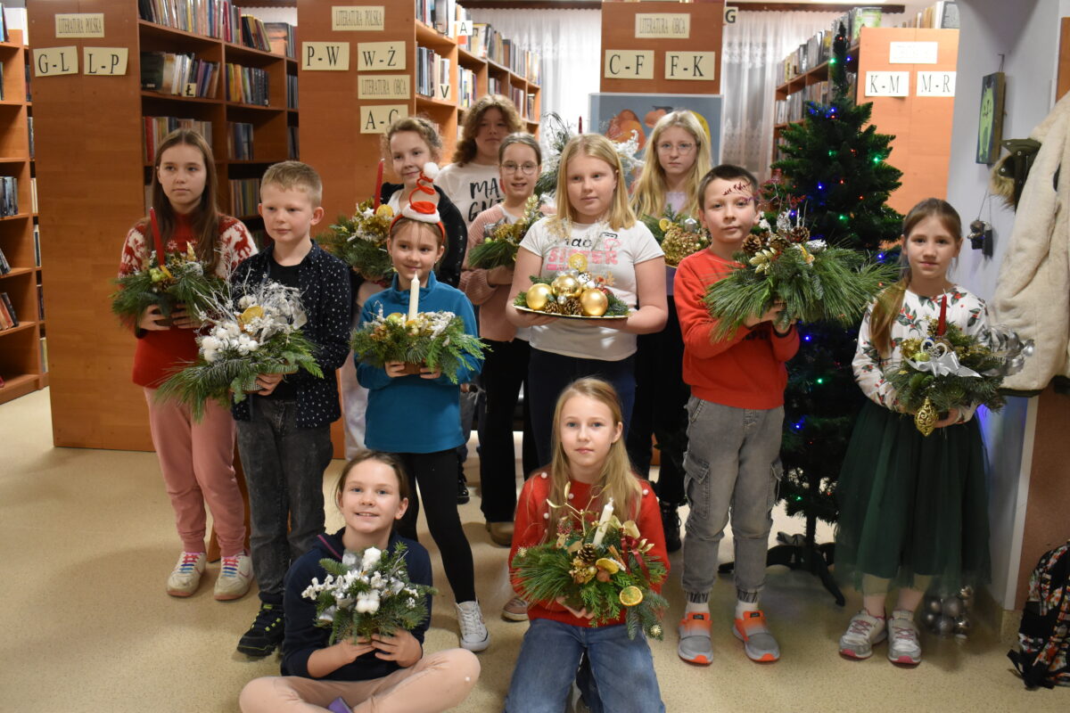 Mieliśmy niezwykłą przyjemność uczestniczyć w warsztatach świątecznych, podczas których tworzyliśmy przepiękne bożonarodzeniowe stroiki! 🎅🌿 Zaprosiliśmy dwie grupy do wspólnej zabawy - dorosłych i dzieci od 3 klasy szkoły podstawowej, a wszystko pod czujnym okiem pani Beaty Błażejczyk, niekwestionowanej mistrzyni florystyki! 💐🌟