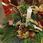 Mieliśmy niezwykłą przyjemność uczestniczyć w warsztatach świątecznych, podczas których tworzyliśmy przepiękne bożonarodzeniowe stroiki! 🎅🌿 Zaprosiliśmy dwie grupy do wspólnej zabawy - dorosłych i dzieci od 3 klasy szkoły podstawowej, a wszystko pod czujnym okiem pani Beaty Błażejczyk, niekwestionowanej mistrzyni florystyki! 💐🌟