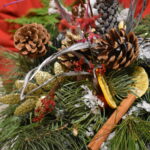 Mieliśmy niezwykłą przyjemność uczestniczyć w warsztatach świątecznych, podczas których tworzyliśmy przepiękne bożonarodzeniowe stroiki! 🎅🌿 Zaprosiliśmy dwie grupy do wspólnej zabawy - dorosłych i dzieci od 3 klasy szkoły podstawowej, a wszystko pod czujnym okiem pani Beaty Błażejczyk, niekwestionowanej mistrzyni florystyki! 💐🌟