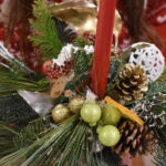 Mieliśmy niezwykłą przyjemność uczestniczyć w warsztatach świątecznych, podczas których tworzyliśmy przepiękne bożonarodzeniowe stroiki! 🎅🌿 Zaprosiliśmy dwie grupy do wspólnej zabawy - dorosłych i dzieci od 3 klasy szkoły podstawowej, a wszystko pod czujnym okiem pani Beaty Błażejczyk, niekwestionowanej mistrzyni florystyki! 💐🌟