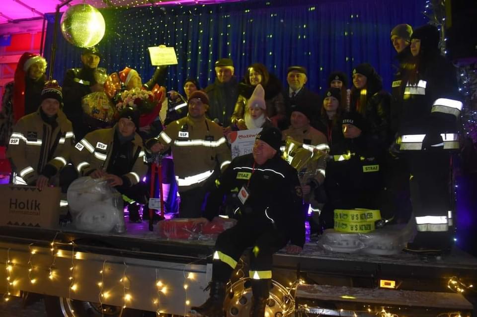 W dniu 10 grudnia 2023 roku podczas Kiermaszu Mikołajkowego w Dobrem odbyło się uroczyste przekazanie wyposażenia i ubrań dla jednostek OSP z terenu Gminy Dobre, zakupionych przy wsparciu Samorządu Województwa Mazowieckiego w ramach programu OSP-2023.