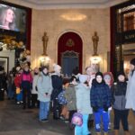 163 Dzieci ubrane w czapki i kurtki ustawione w parach wychodzą z Kinoteki