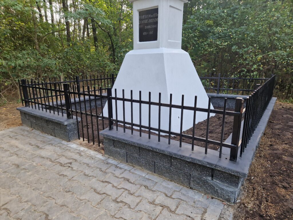 bialy pomnik krzyz drzewa