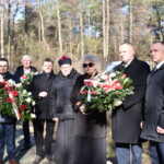 Na obrazku jest grupa osób, które są umieszczone obok siebie, każdy trzyma w dłoni kwiaty. Wyglądają na wyniki i umieszczone na nich, co charakterystyczne, że mogą być specjalne lub świętowanie specjalnych wydarzeń.