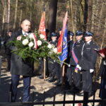 Na widok grupy ludzi, którzy są narażeni przed ogrodzeniem. Wyglądają na podejrzane tym, co pojawia się po drugiej stronie płotu.