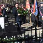 Na widocznym zdjęciu jest mężczyzna, który trzyma w rękach bukiet kwiatowy. Wychodzi na pierwszy rzut oka, lub jest to możliwe.