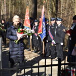 Na obrazku kobiety trzymającej bukiet kwiatowy. Jest to składnia z różnych gatunków i gatunków, co stanowi dodatek do nazwy rasy.