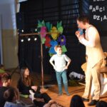 Na widok mężczyzny ubranego w garniturze, który przemawia do grupy dzieci. że jest z nimi świadomy w czasie wykładu.