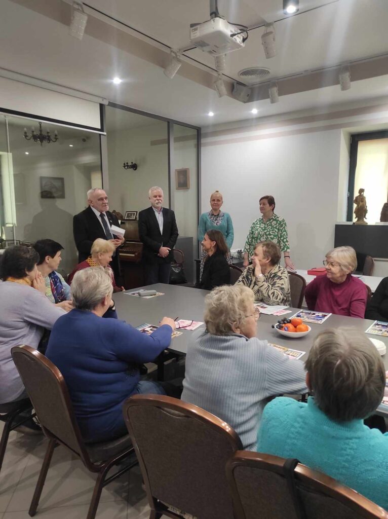 Na obrazku grupy ludzi siedzących wokół stołu. Wszystkie skupieni na odpadach lub mogą obejmować spotkanie, obiad lub inne socjalną aktywność.