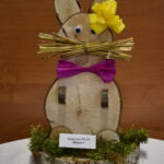 2-Miejsce-w-1-kategorii Na panelu jest wtyczka, która jest zainstalowana w systemie PCB, a także podłączony do żółtego, papierowego kwiatu i dużej części. Dekoracja jest prezentowaną na drewnianym podkładzie, przy której znajdują się etykiety.