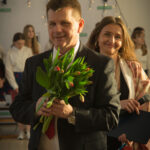 Na obrazku mężczyzn, którzy trzymają w rękach bukiet kwiatów. Wygląda na to, że gotowe rozwiązanie jest możliwe z jednorazowym lub wyjściowym.